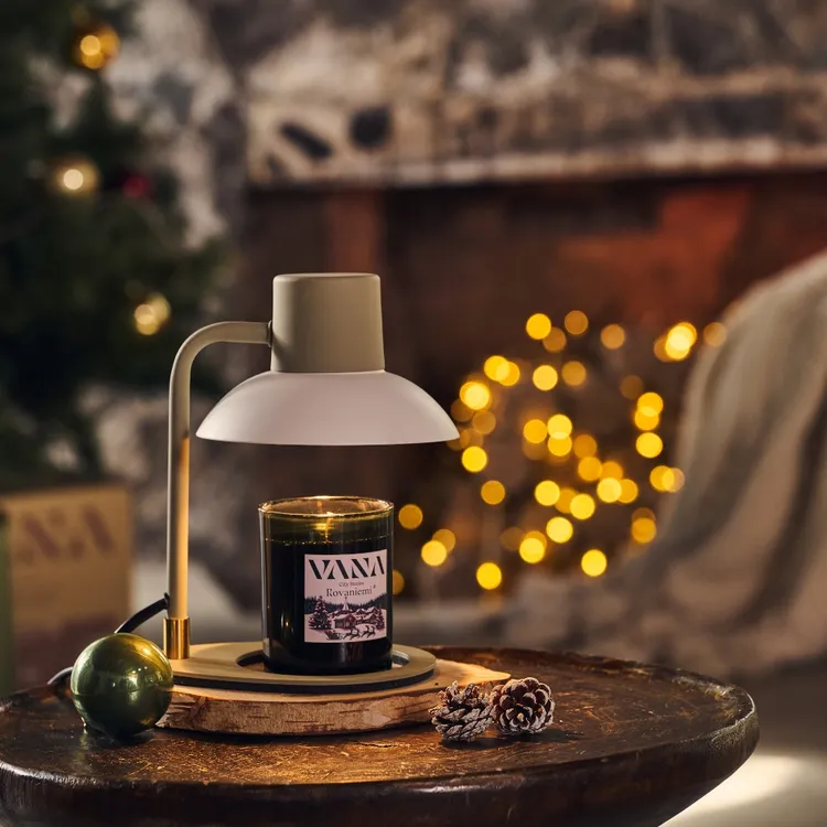 VANA Kos No.11可定時極簡款香氛暖燈禮盒（木質辛香調），2980元。品牌提供