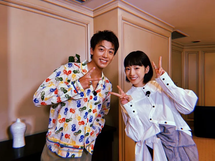 竹内凉真（左）、夏帆在《有本事换你来做啊！》饰演男女朋友。翻摄官方X