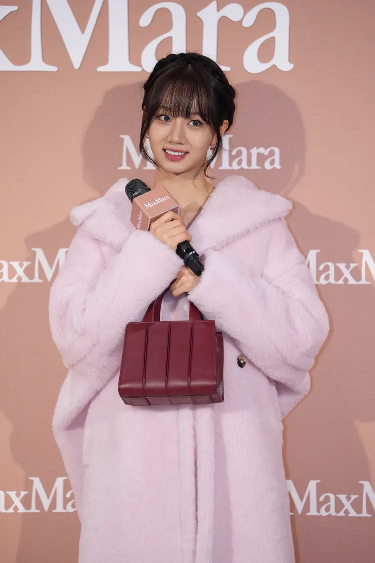 惠利以粉色大衣甜美亮相。彭欣偉攝