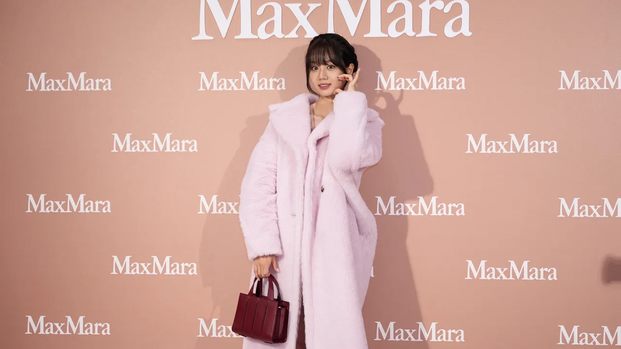 惠利套粉色大衣現身超甜美！　心疼粉絲夜排暖喊「我愛你」