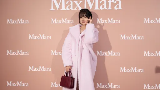 惠利套粉色大衣現身超甜美！　心疼粉絲夜排暖喊「我愛你」