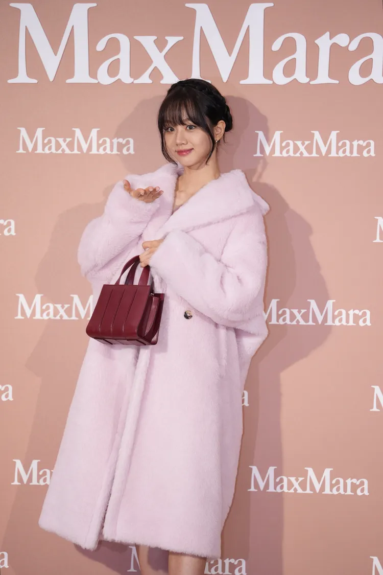 惠利以粉色大衣甜美亮相。彭欣偉攝