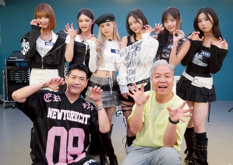 「幻藍小熊」成員NICO（後排左起）、媛媛、毓、XXIN、采甄、Ayeon、主持人小鹿（前排左起）、阿甘等合影。民視提供