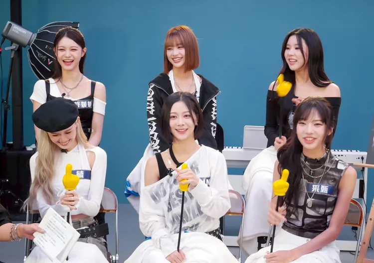 「幻蓝小熊」成员毓(前排左起)、XXIN、采甄、媛媛(后排左起)、NICO、Ayeon等上节目。民视提供