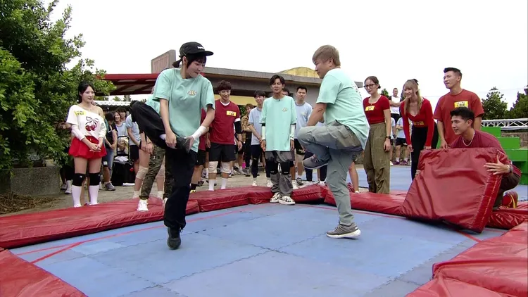 胡瓜對戰籃籃，雙雙倒下。民視提供