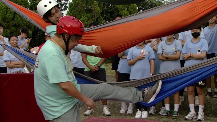 胡瓜親自上陣破關。民視提供