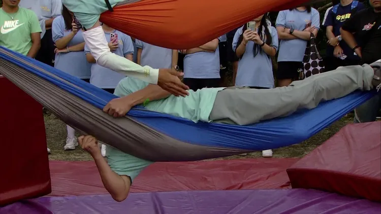 胡瓜從布上摔下。民視提供