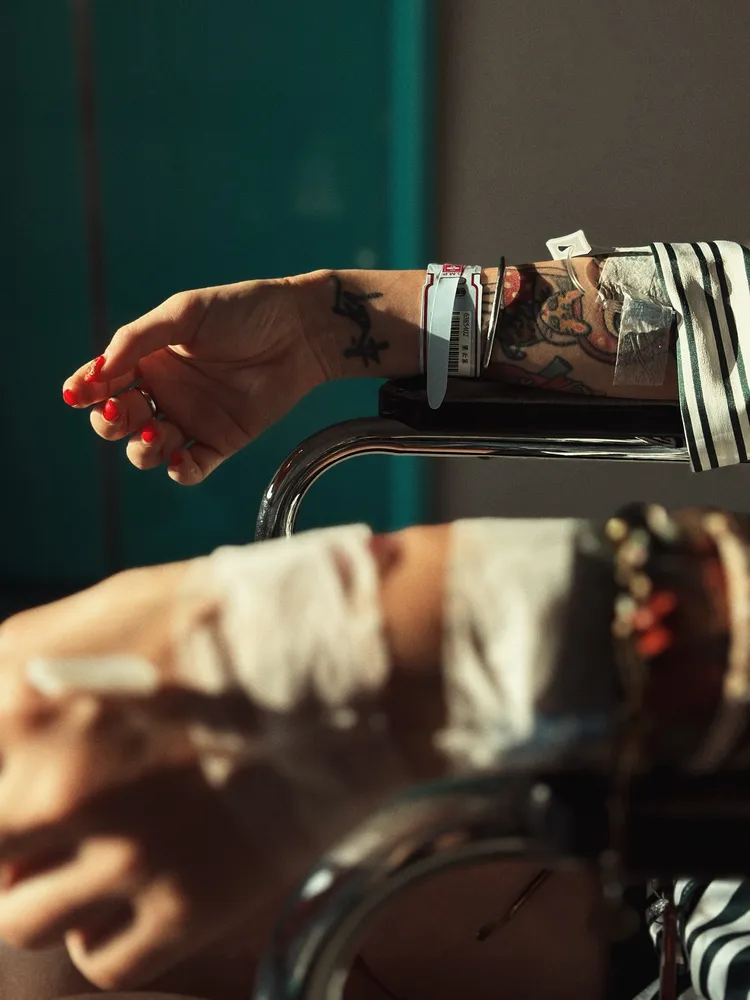 「國光女神」梁云菲自殺獲救後，PO出就醫畫面。翻攝梁云菲臉書