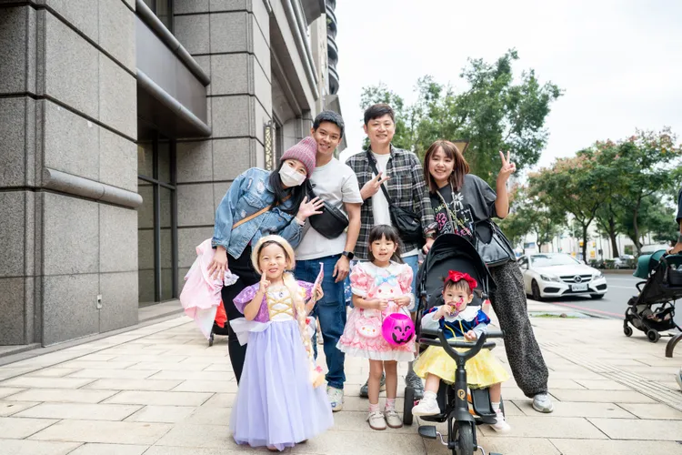 年輕夫婦帶著小朋友們與好友一起參加搗蛋派對遊行，度過一個愉快周末假期。服務處提供