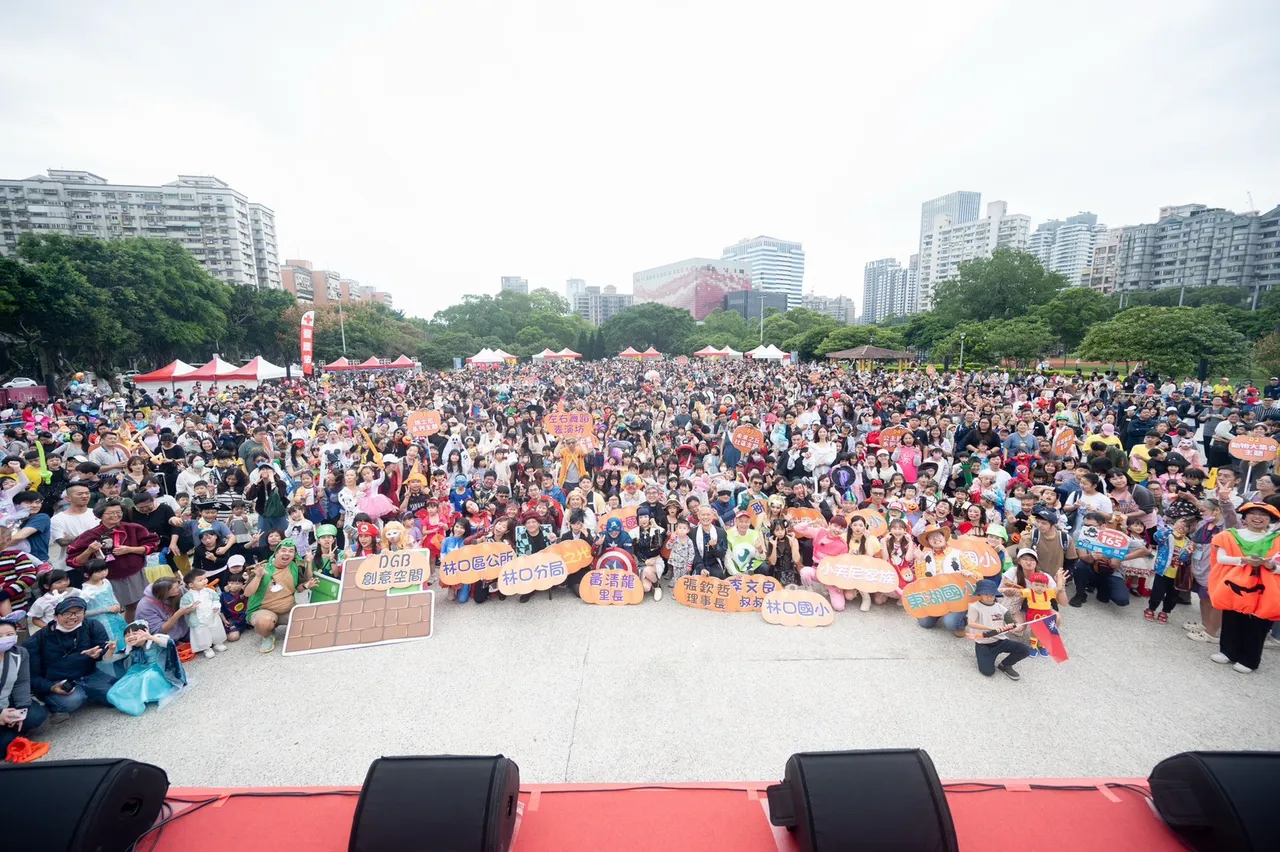 舞台前人潮爆满,开心了一整个下午,大家相约明年再来。服务处提供