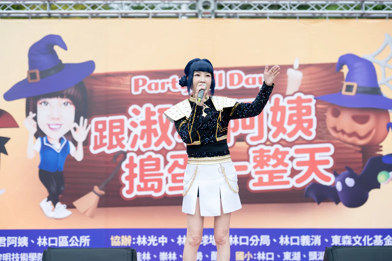 「林口阿姨」新北市议员蔡淑君cos猎魔女团主角之一Zoey,俏皮可爱地上台与亲子们同乐。服务处提供