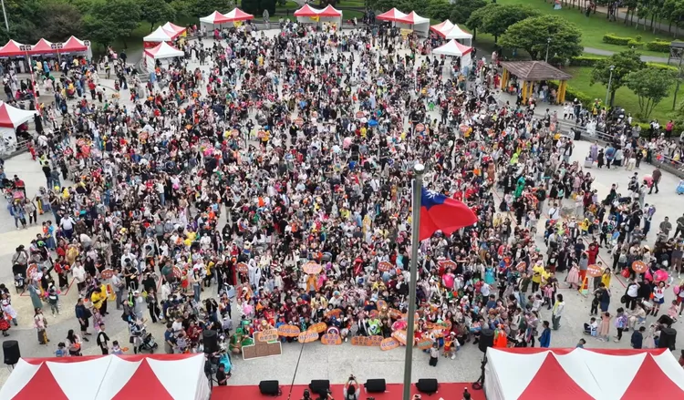 活動現場參加民眾超過萬人，變裝遊行與舞台活動人潮相當壯觀。服務處提供