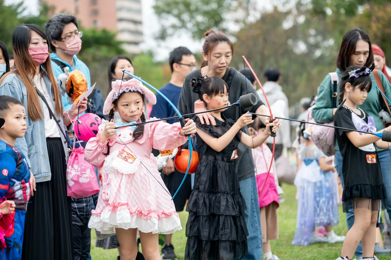3000多组亲子参加变装游行,可爱、恐怖的创意人物造型通通出炉,大家沿街讨糖、集章与闯关游戏,玩得不亦乐乎。服务处提供