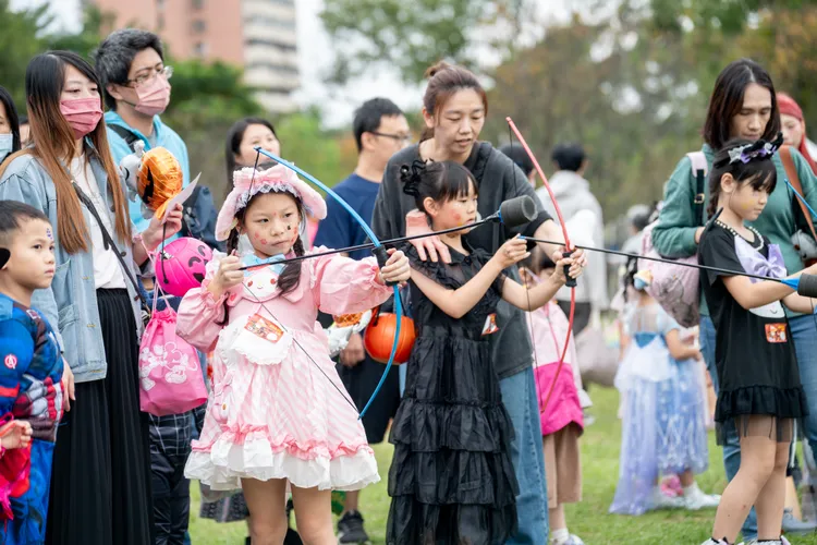 3000多組親子參加變裝遊行，可愛、恐怖的創意人物造型通通出爐，大家沿街討糖、集章與闖關遊戲，玩得不亦樂乎。服務處提供