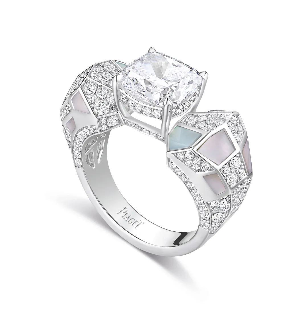 Metaphoria頂級珠寶系列18K白金鑽石珍珠母貝戒指。品牌提供