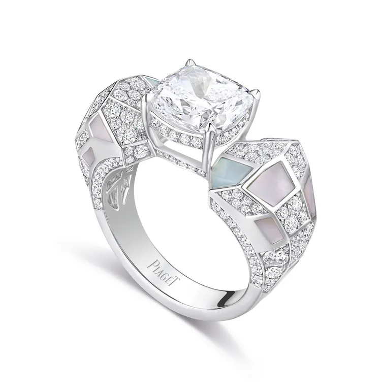 Metaphoria頂級珠寶系列18K白金鑽石珍珠母貝戒指。品牌提供