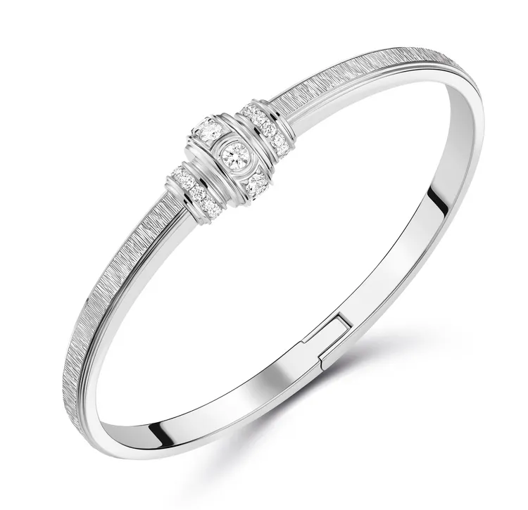 Possession系列18K白金鑽石宮廷式雕刻飾紋手鐲，約72萬元。
品牌提供