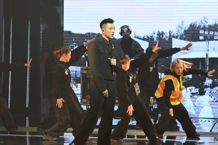 瘦子E.SO配戴伯爵珠寶表演。品牌提供