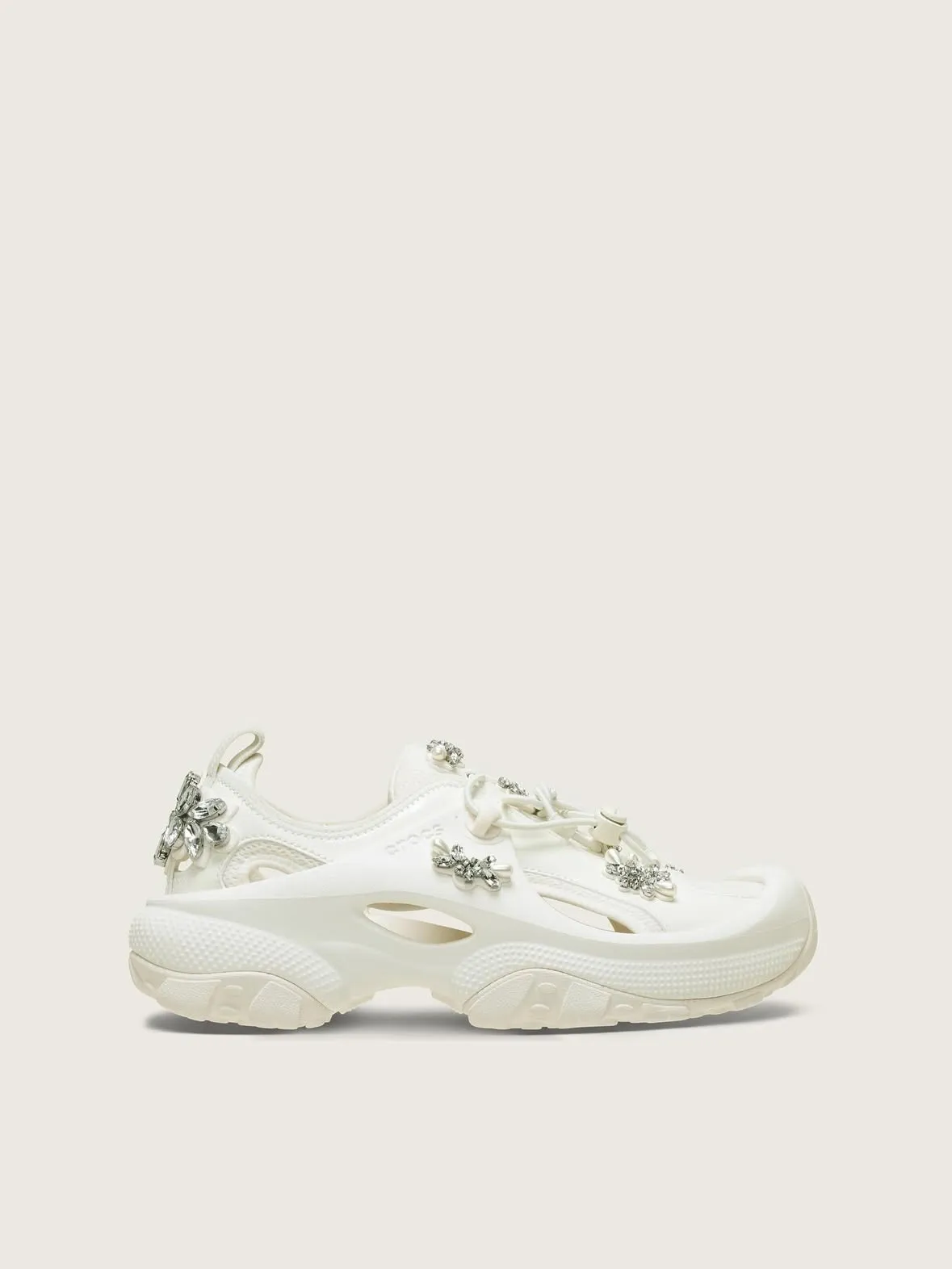 Simone Rocha x Crocs聯名系列休閒運動鞋,6980元。品牌提供