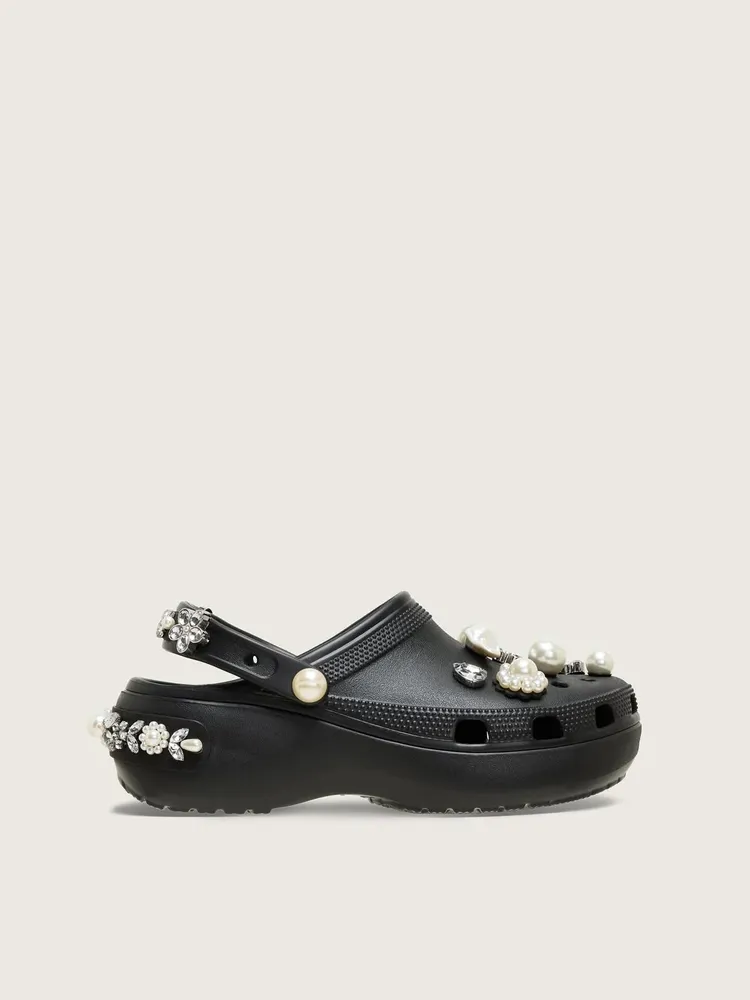 Simone Rocha x Crocs聯名系列經典厚底涼鞋，6980元。品牌提供