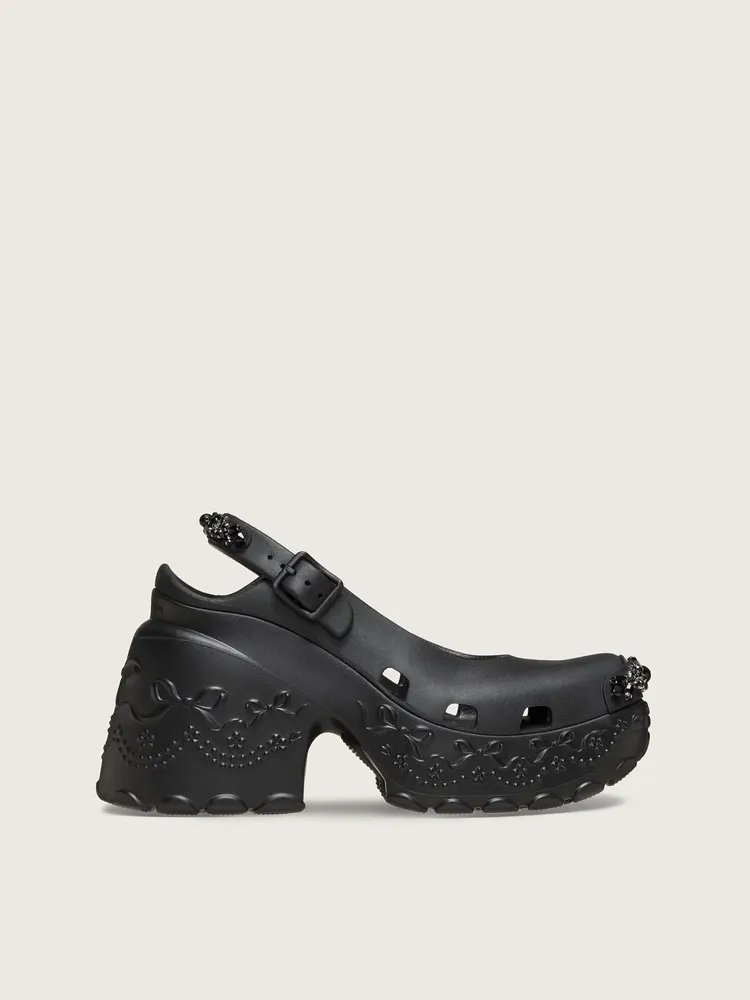 Simone Rocha x Crocs聯名系列高跟瑪莉珍鞋，9780元。品牌提供