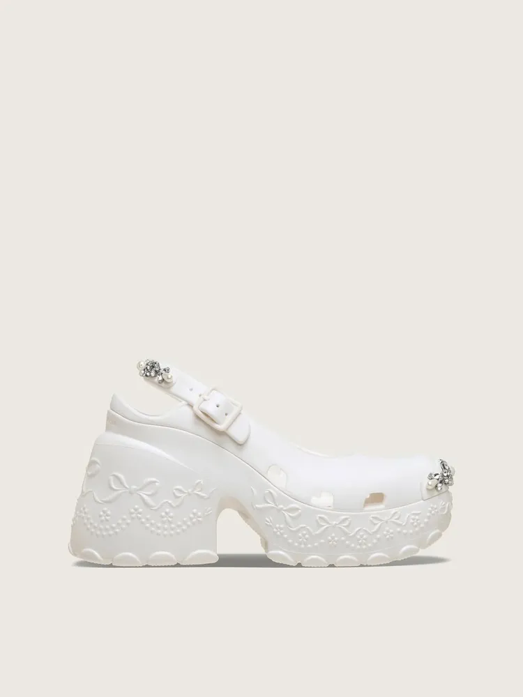 Simone Rocha x Crocs聯名高跟瑪莉珍鞋以雙層厚底輪廓搭配蝴蝶結雕飾。品牌提供