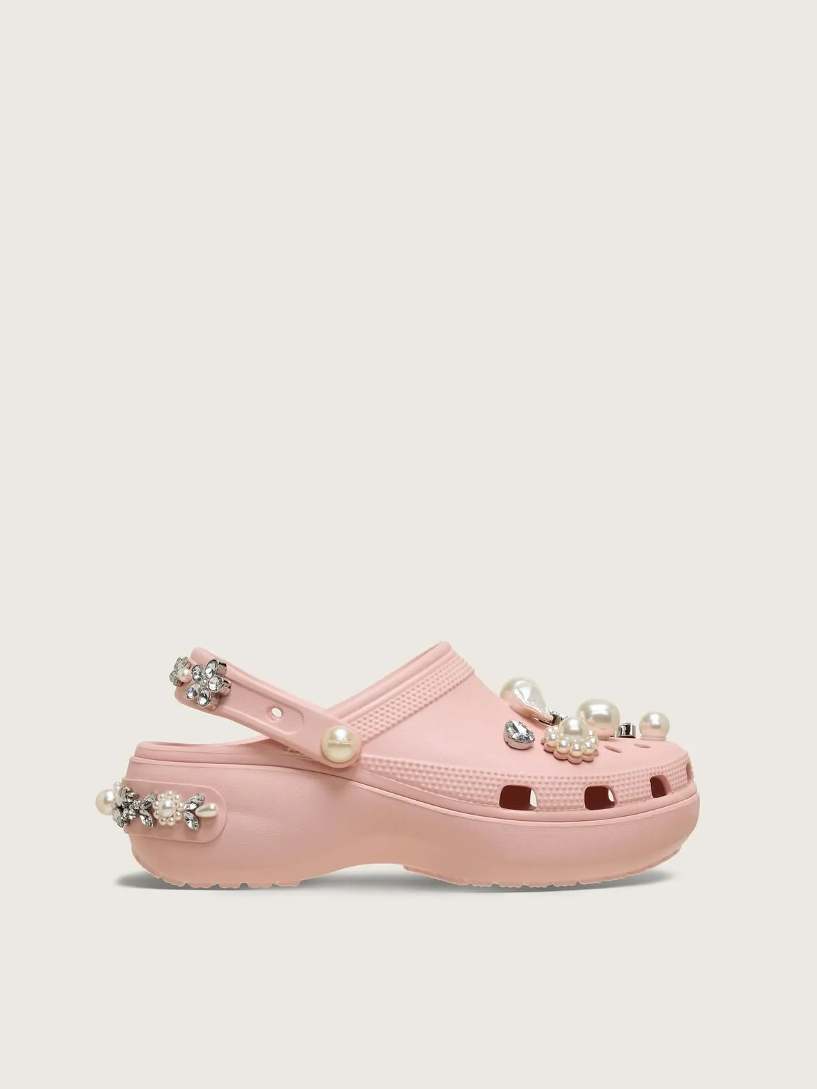 Simone Rocha x Crocs聯名系列經典厚底涼鞋,6980元。品牌提供