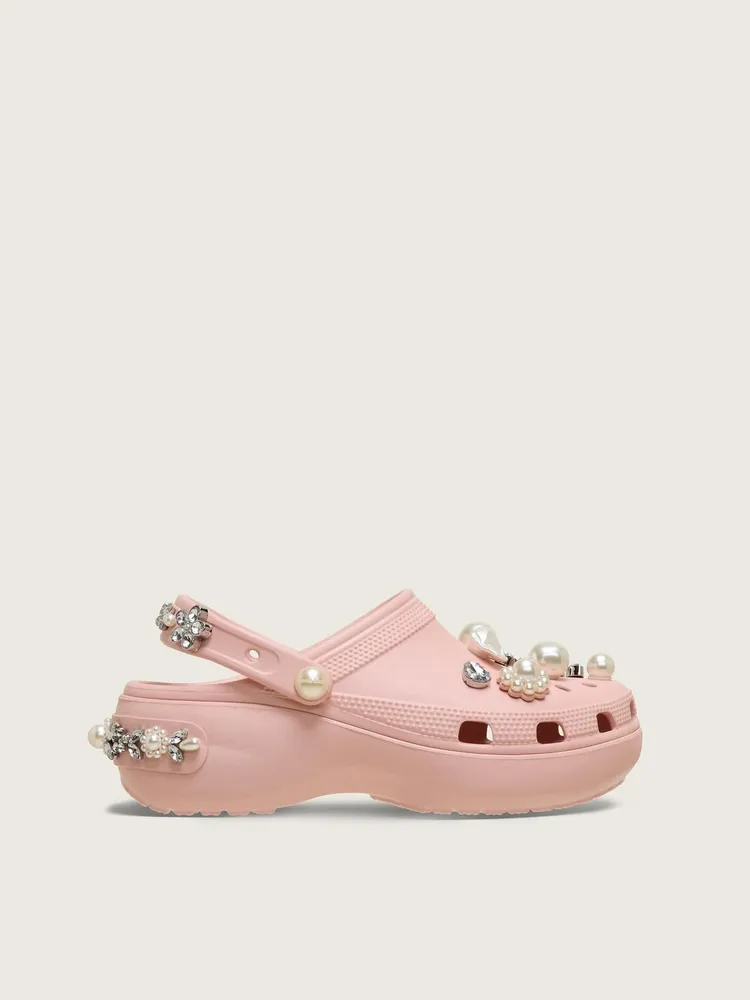 Simone Rocha x Crocs聯名系列經典厚底涼鞋，6980元。品牌提供