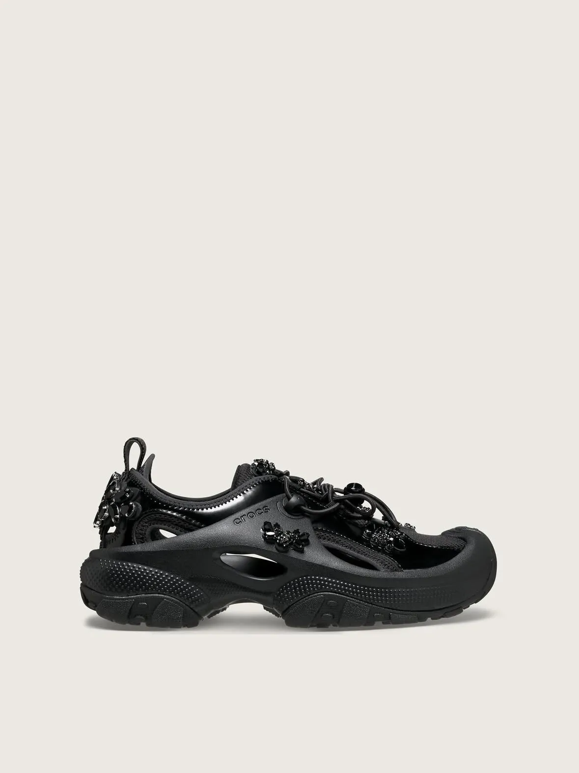 Simone Rocha x Crocs聯名系列休閒運動鞋,6980元。品牌提供