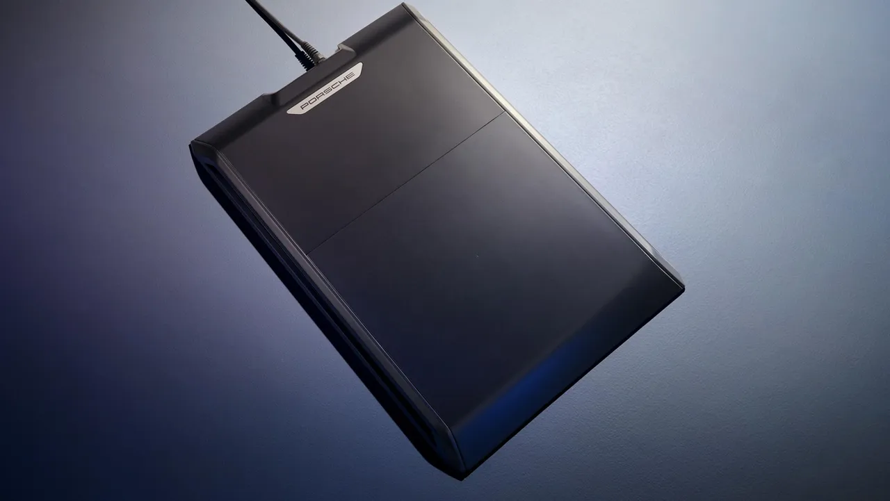 充电板的尺寸为高6公分、宽78公分、长117公分，安置位置必须对准前轴中央。原厂照片