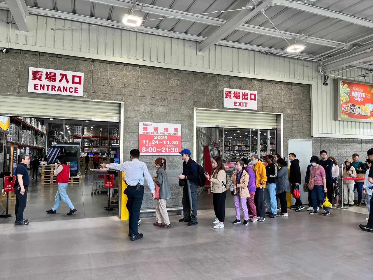 好市多黑五首日开店瞬间人潮涌入，好市多黑五买气爆棚。庄宗达摄