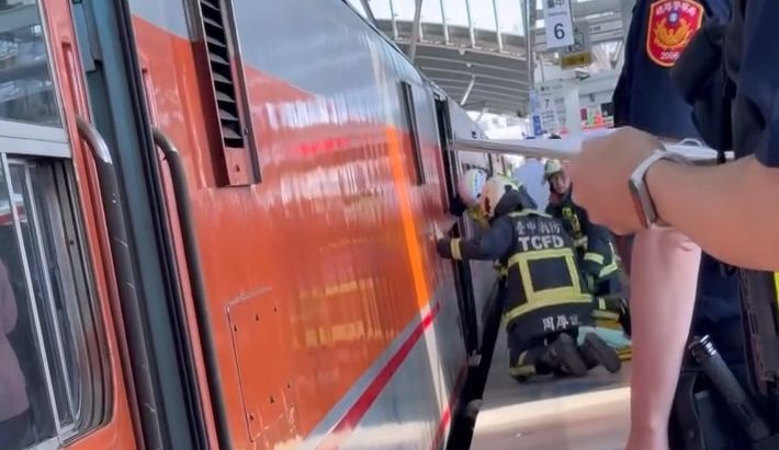 台中火車站驚傳意外!女客遭自強號撞擊 送醫搶救中