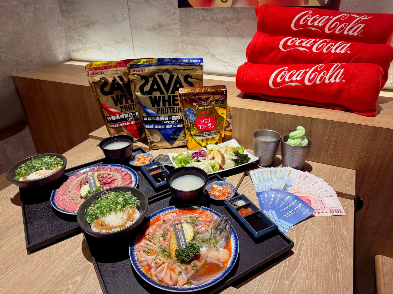 网路人气品牌烧肉Smile五周年，改版菜单带给顾客更实惠的选择，图左为「特选和牛四品盛合(898元)」，满额可免费升级葱花玉子拌饭。业者提供