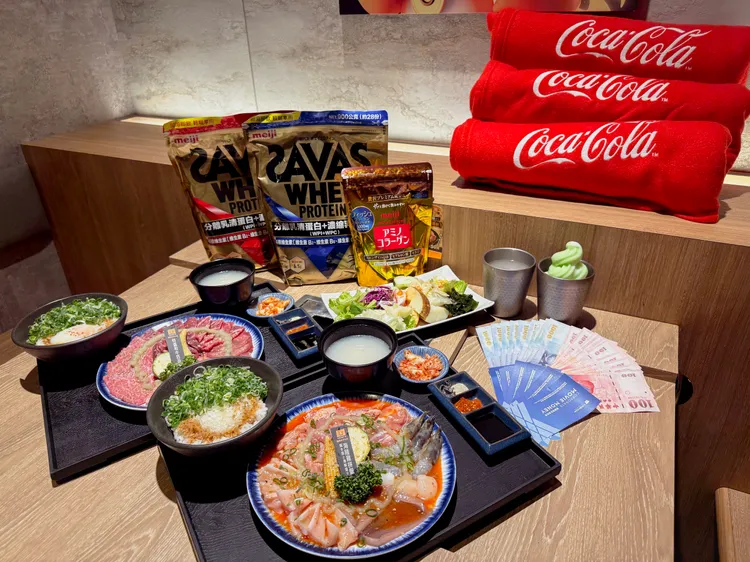 網路人氣品牌燒肉Smile五周年，改版菜單帶給顧客更實惠的選擇，圖左為「特選和牛四品盛合(898元)」，滿額可免費升級蔥花玉子拌飯。業者提供