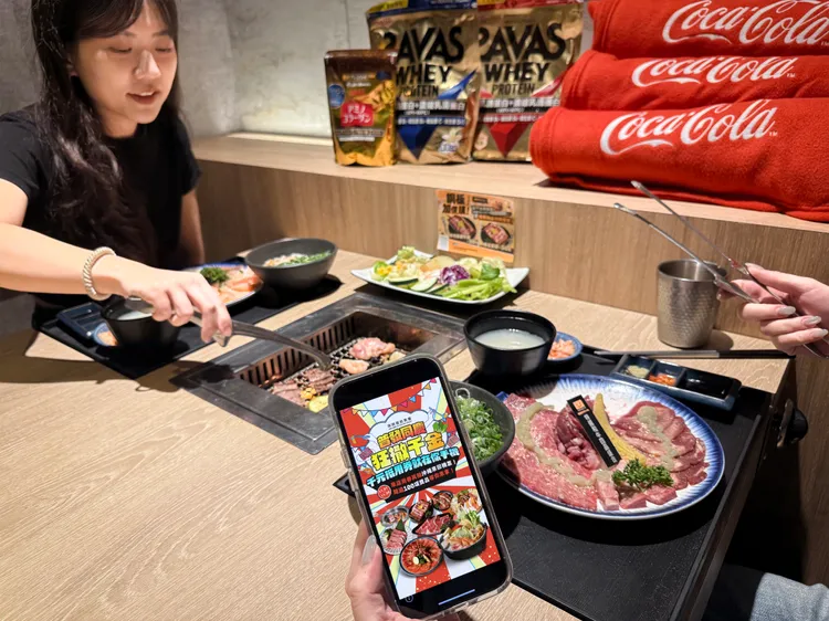 「普發同慶，狂撒千金」，活動期間凡於店內用餐就有機會抽中台北沖繩來回機票。業者提供