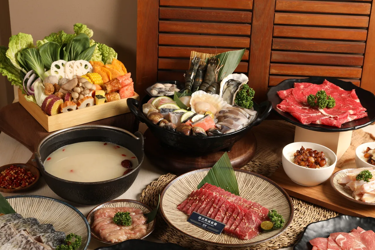 筑间幸福锅物提供多样的汤底、肉品、海鲜、附餐，以及丰富的自助吧。即日起至11/30搭配会员折抵券最高可省下一千元。业者提供