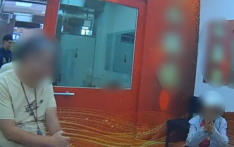 銀樓老闆跟警方齊力阻止許婦被詐騙。翻攝畫面