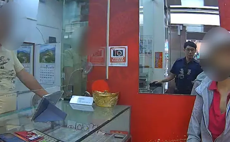 银楼老板跟警方齐力阻止许妇被诈骗。翻摄画面