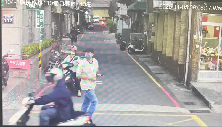 马来西亚籍车手提领赃款被警方查获，向上追查发现提款卡是1名张姓男子所有，他声称寄给网路女友代领普发现金1万元。民众提供