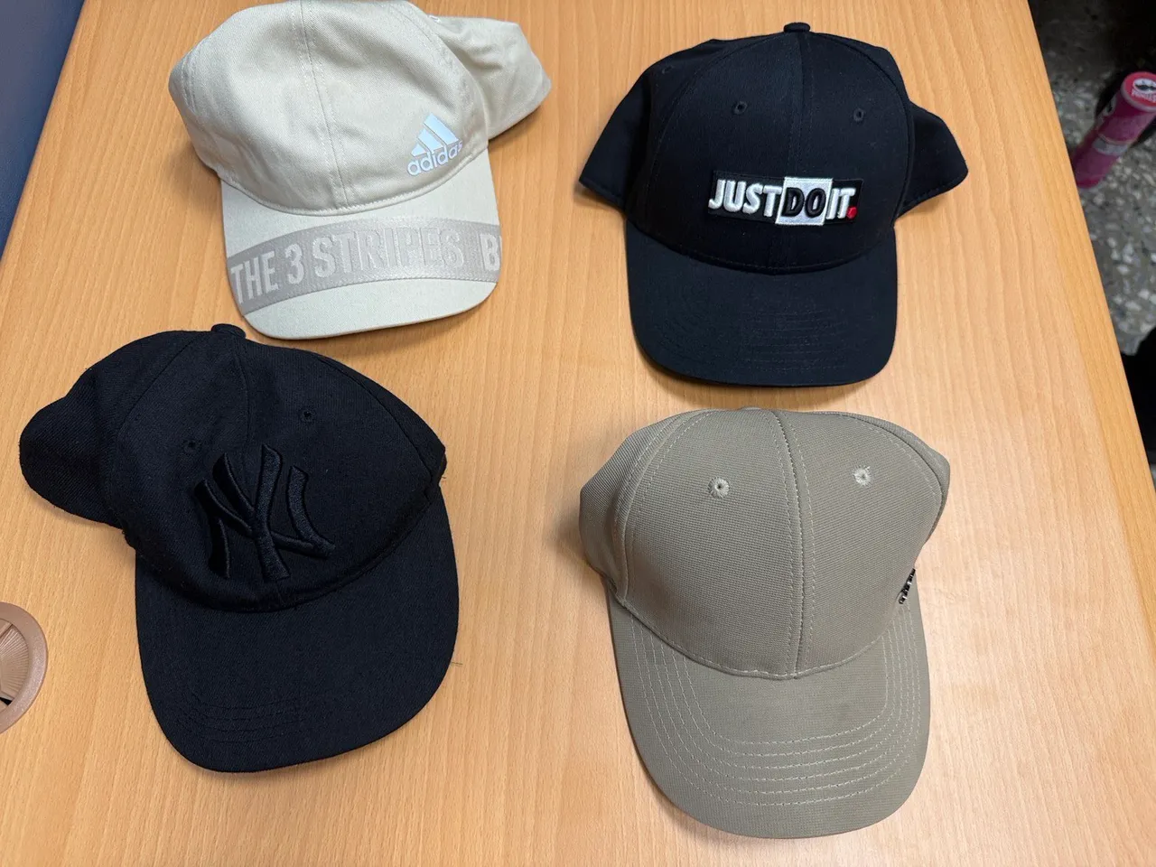 马来西亚籍车手提款时就换了4种不同的运动帽。民众提供