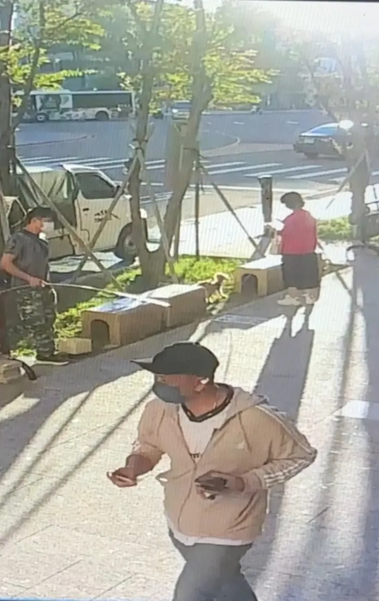 車子在提款時頻頻變裝。民眾提供