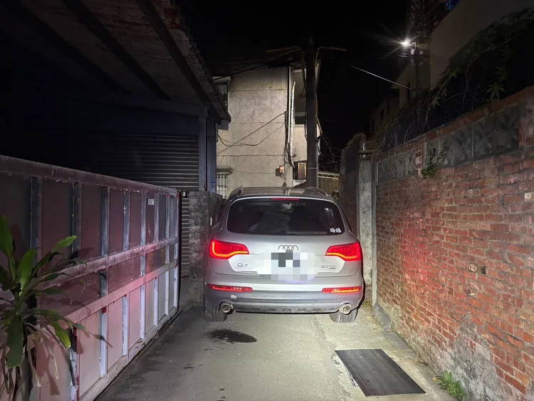 奧迪休旅車被卡在窄巷內。民眾提供