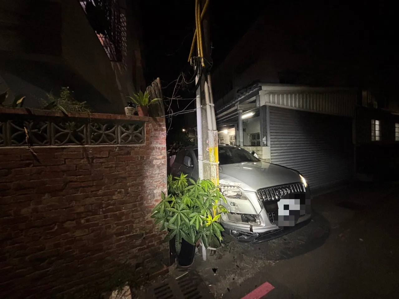 奧迪休旅車拒檢卡窄巷。民眾提供