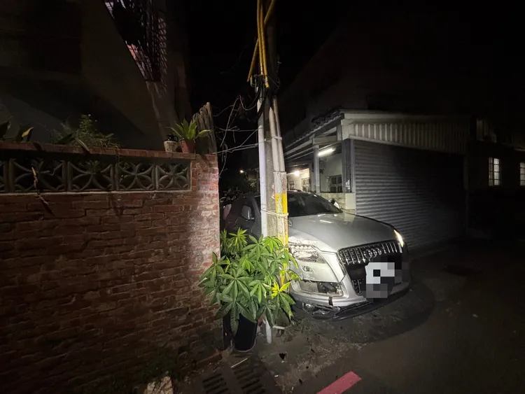 奧迪休旅車拒檢卡窄巷。民眾提供