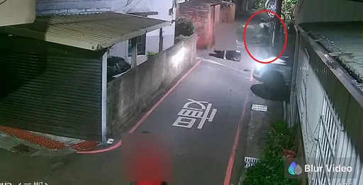 300萬奧迪藏毒拒檢　狼狽卡窄巷進退不得！駕駛棄車逃逸