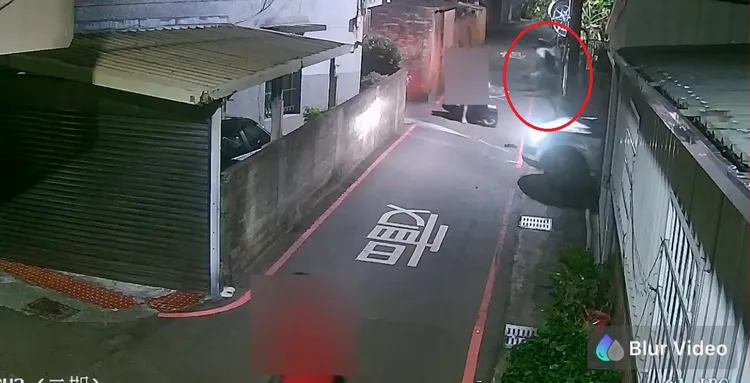 奧迪Q7拒檢誤入窄巷進退不得，駕駛從後車廂爬出來後，踩上車頂逃逸。民眾提供