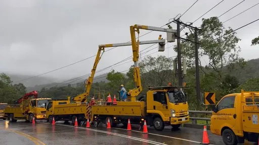 鳳凰颱風侵襲恆春！累計造成215戶停電  台電團隊搶修剩57戶