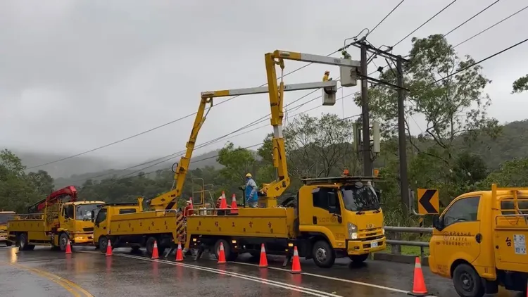 台電人員搶修復電。翻攝畫面