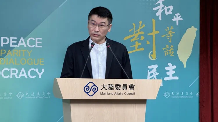 陸委會副主委梁文傑過去曾在多次例行記者會中，說明台灣人被除籍狀況。中央社