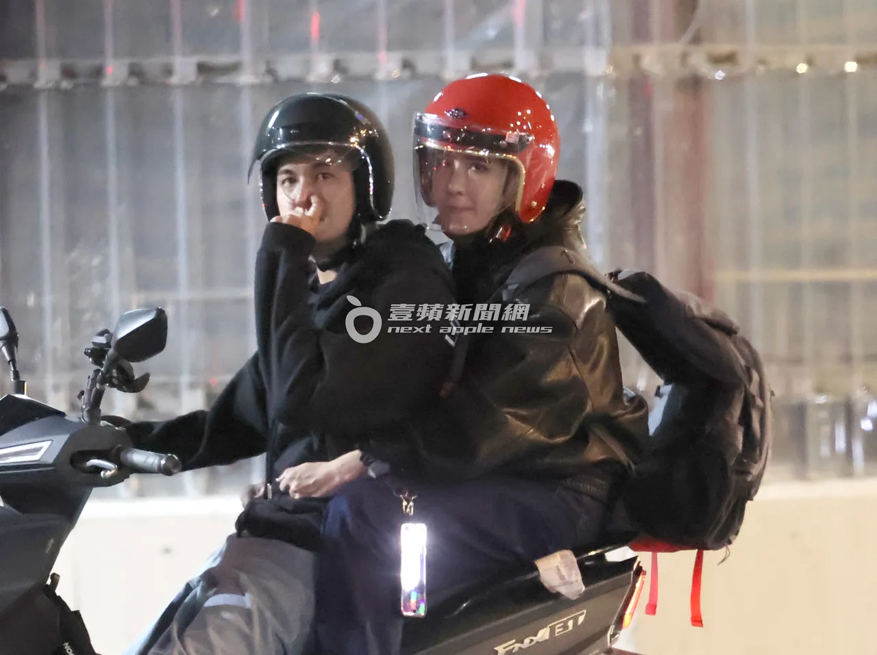 Alan当护花使者全程照料，小俩口骑乘身影飘出粉红泡泡。特勤中心摄